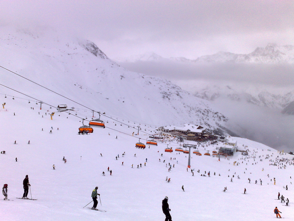 Спуск на лыжах на горнолыжном курорте Зёльден, Австрия