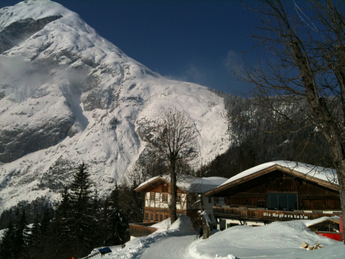 Дом на фоне гор на курорте Тельфс-Бюхен, Австрия