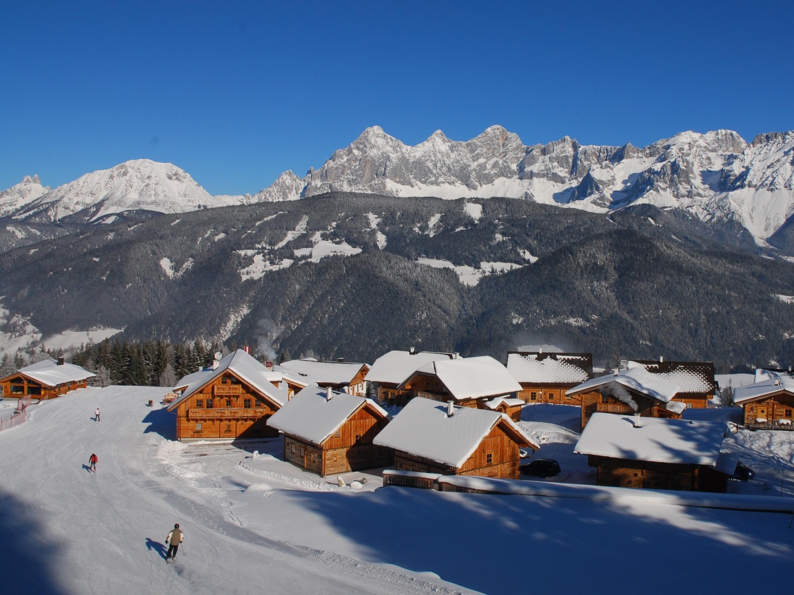 Дома на фоне гор на горнолыжном курорте Шладминг, Австрия