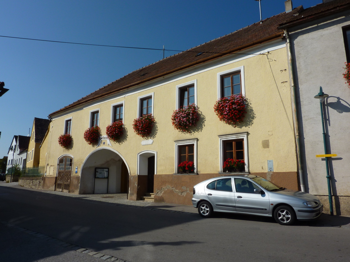 Дом с цветами в городе Лэнгенфельд, Австрия