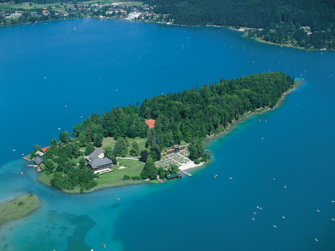 Остров на озере на курорте Фаакер-Зее, Австрия
