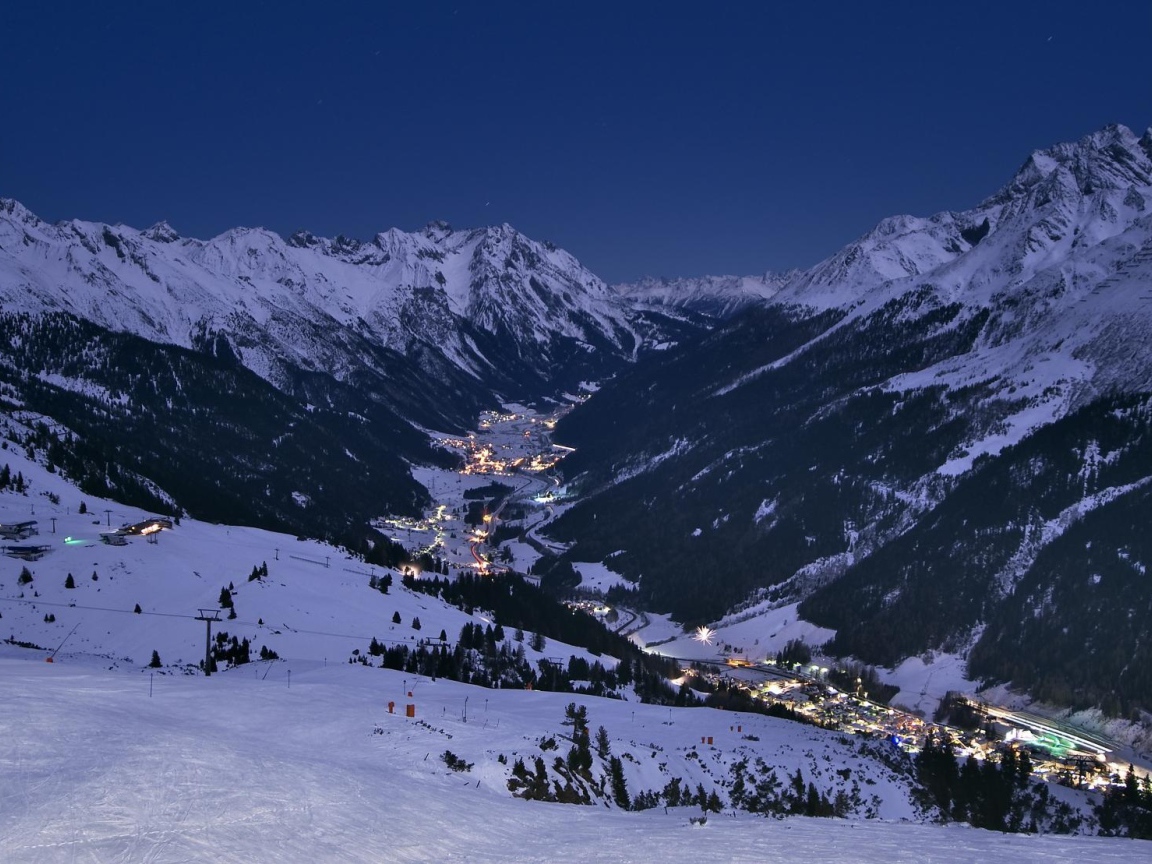 Ночные огни на горнолыжном курорте Лех, Австрия