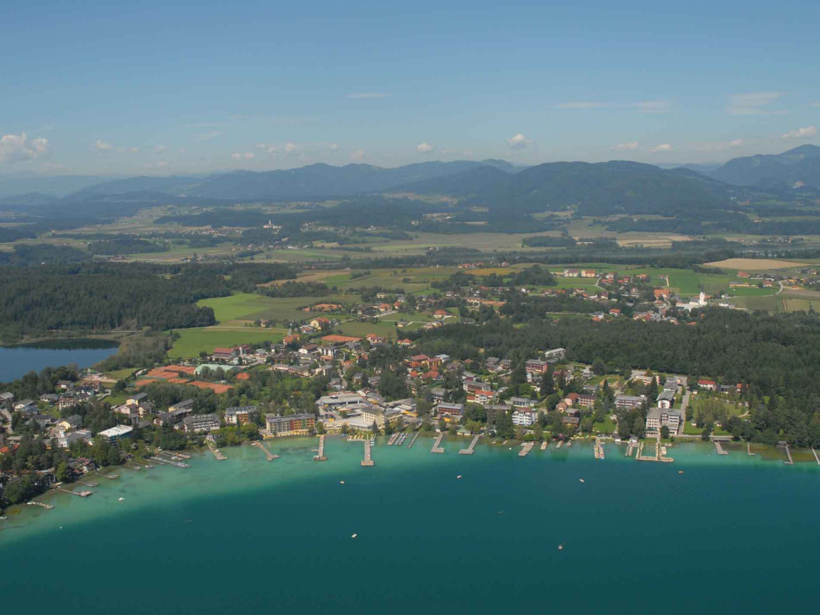 Панорама курорта на озере Клопайнер Зее, Австрия
