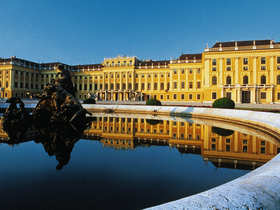Скульптура среди воды в городе Вена, Австрия