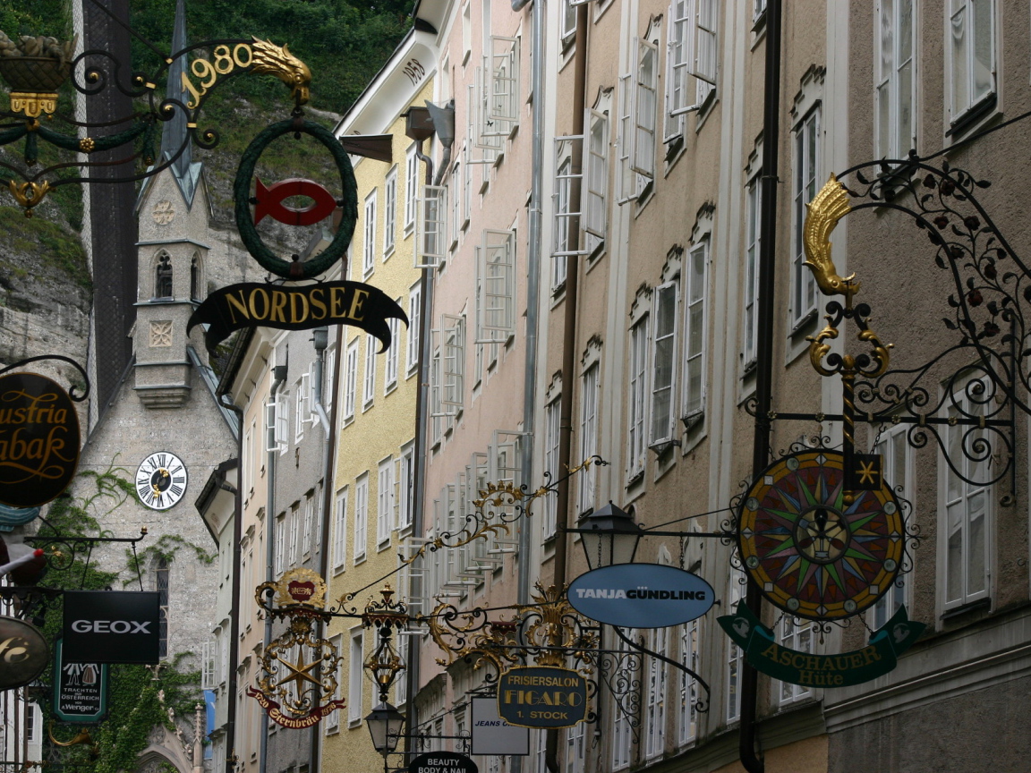 Вывески магазинов в городе  Зальцбург, Австрия
