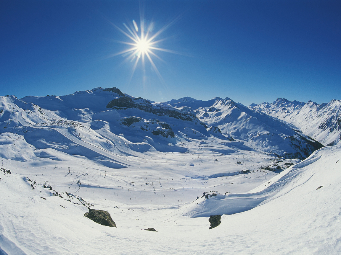 Солнце в горах на горнолыжном курорте Ишгль, Австрия