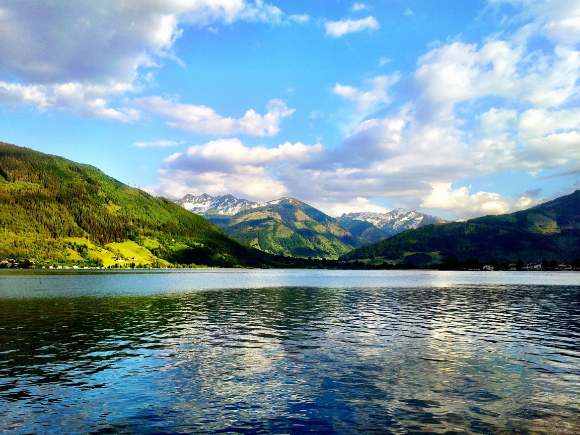 Водная гладь озера на курорте Цель-ам-Зее, Австрия