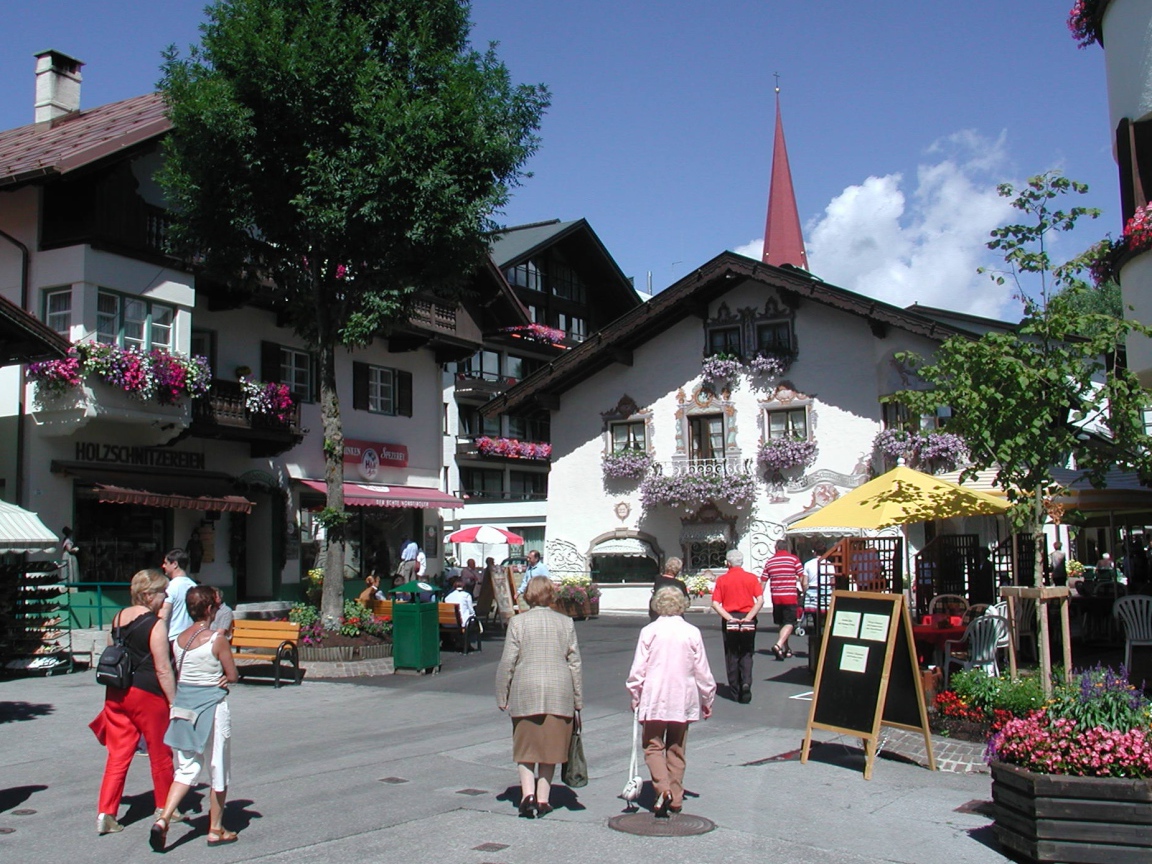 Прогулка по улице на курорте Зеефельд, Австрия