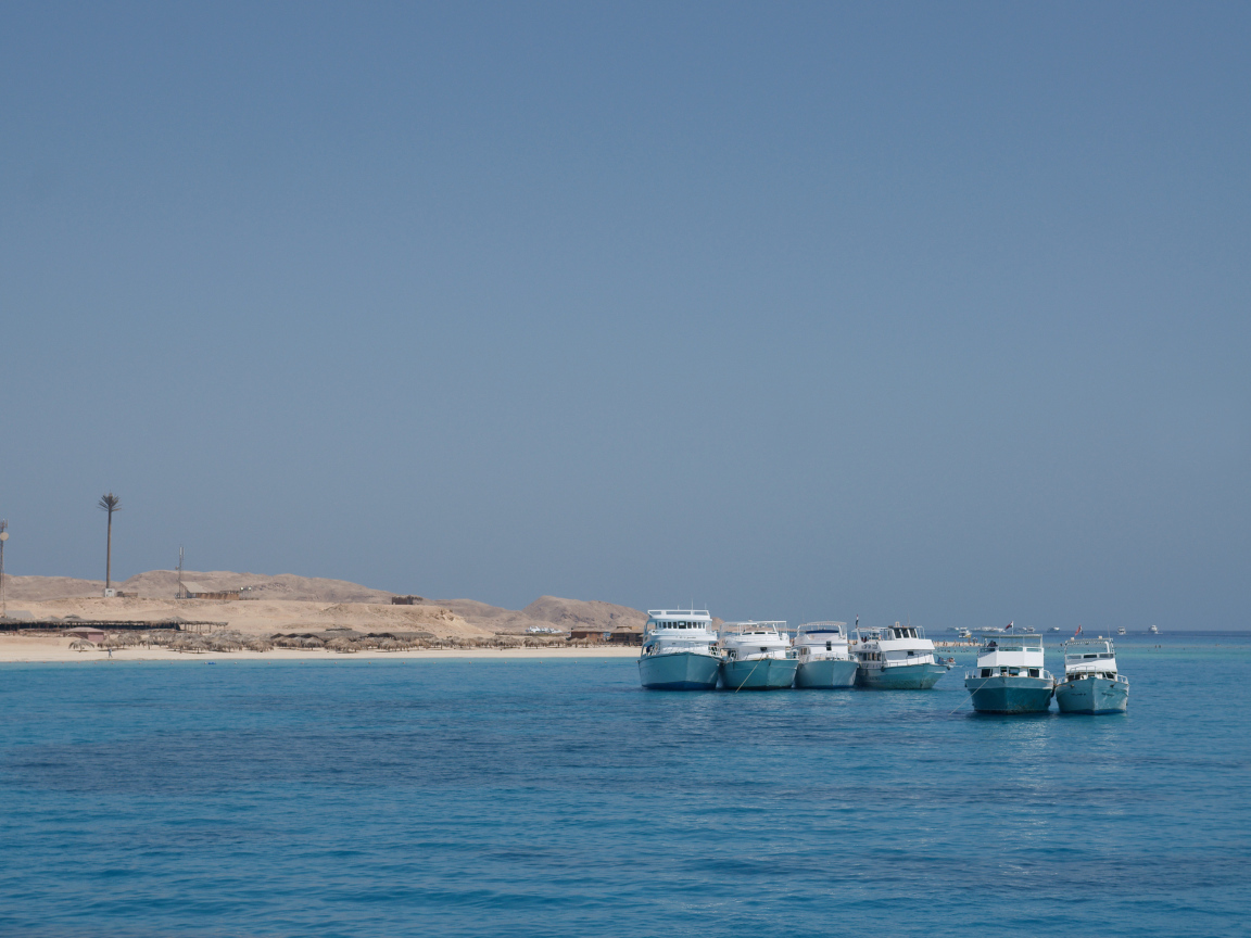 Лодки у побережья на курорте Хургада, Египет