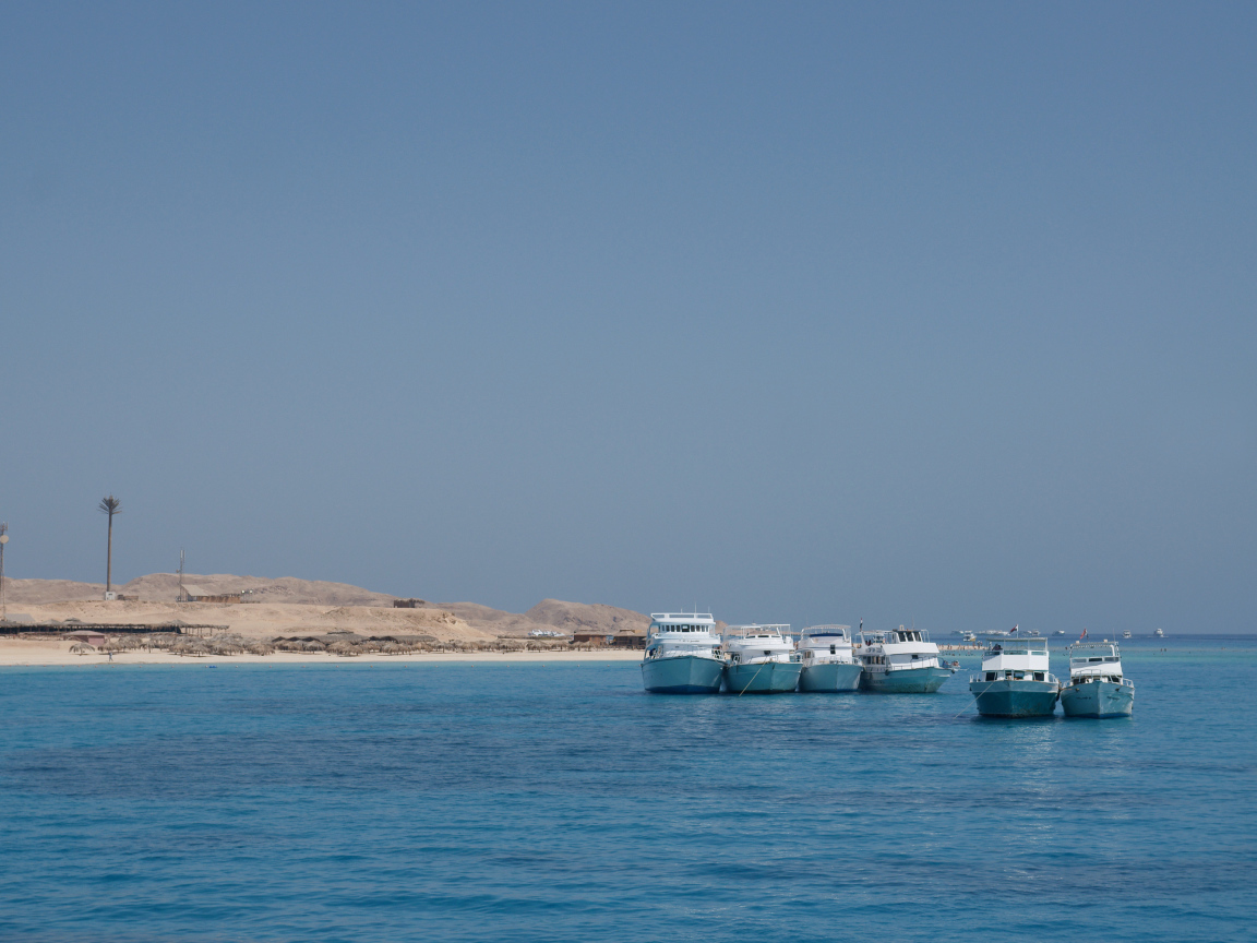 Лодки у побережья на курорте Хургада, Египет