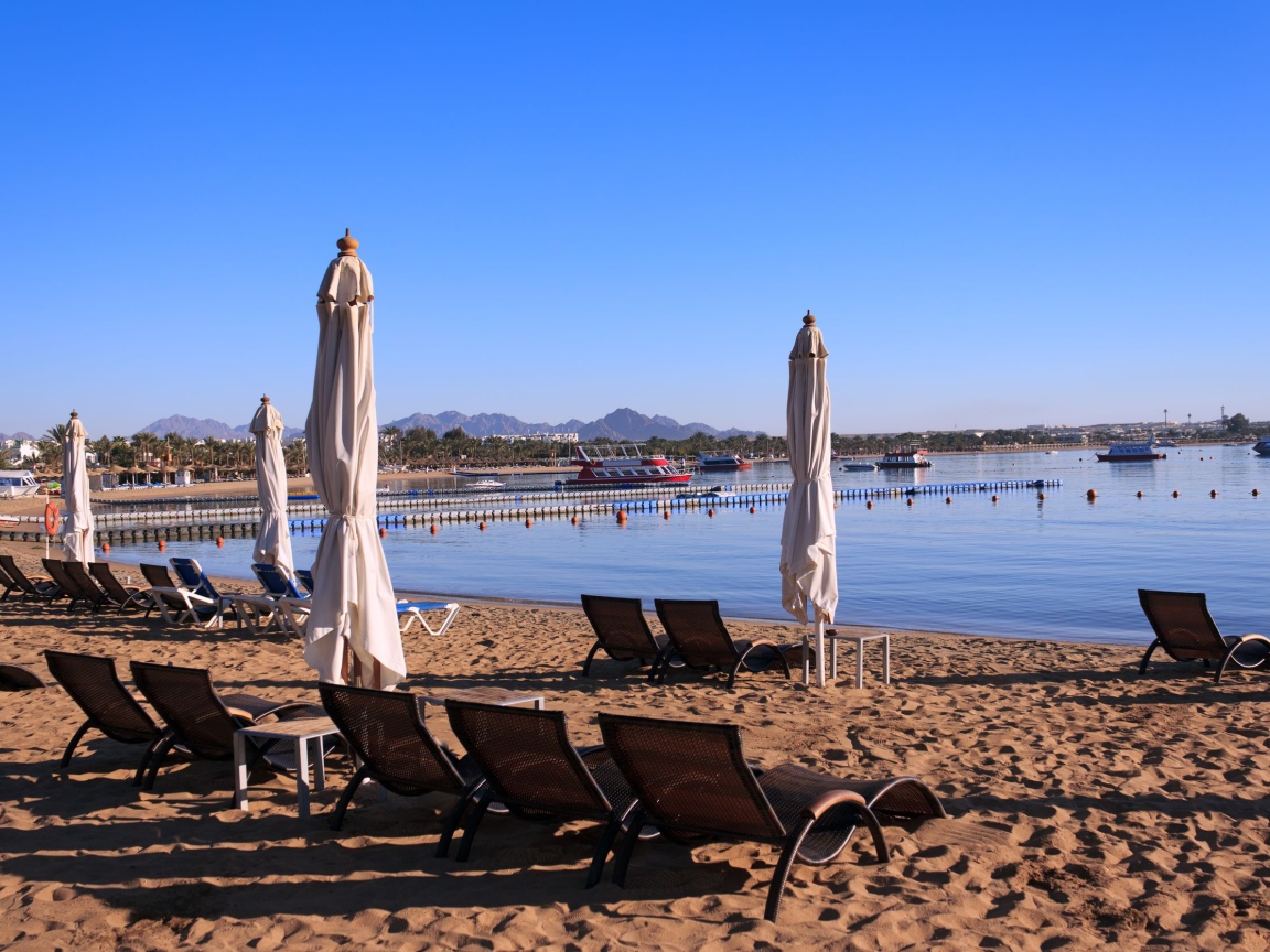 Весенний отдых на пляже на курорте Шарм эль Шейх, Египет