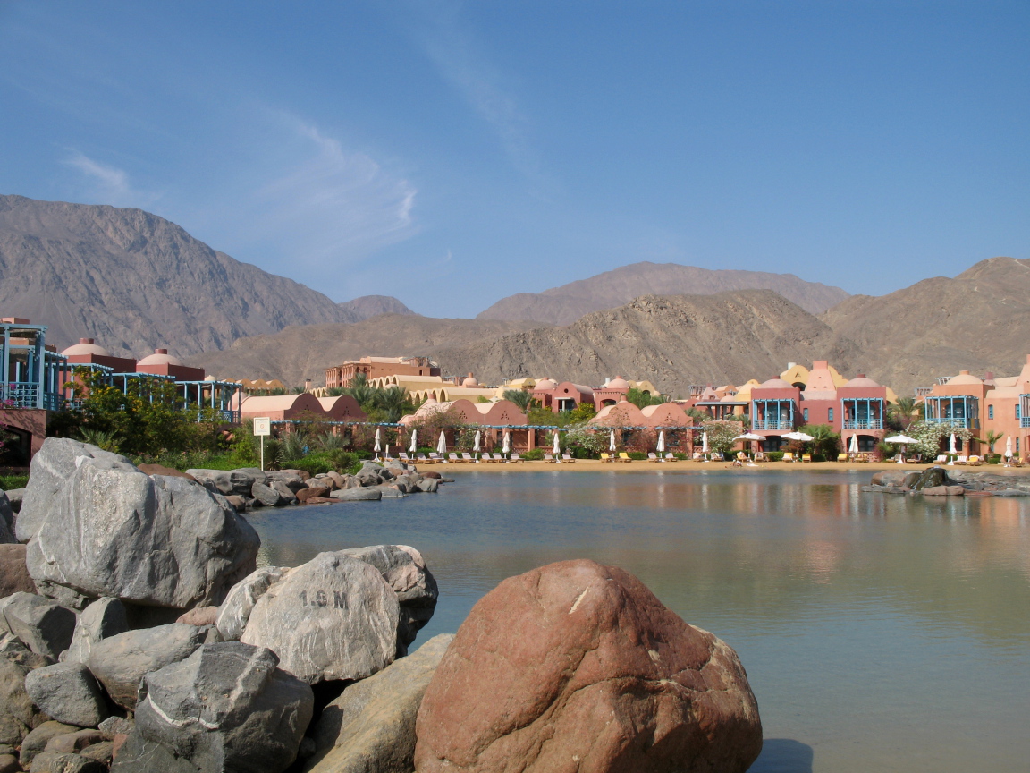 Камни у бассейна на курорте Таба, Египет