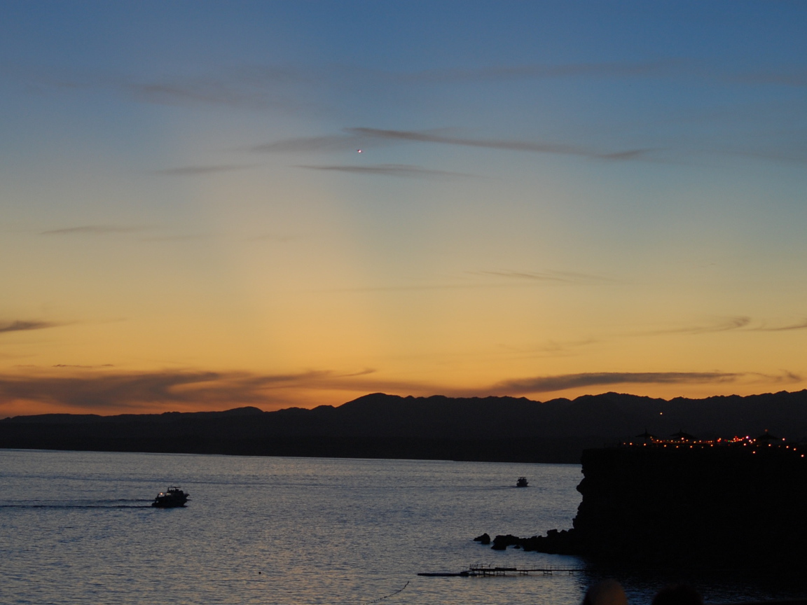 Закат над пляжем на курорте Шарм эль Шейх, Египет