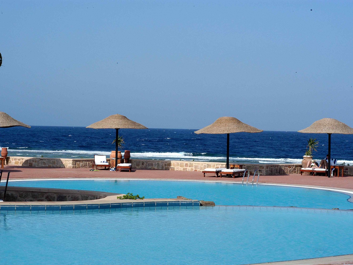 Бассейн в отеле на курорте Эль Кусейр, Египет