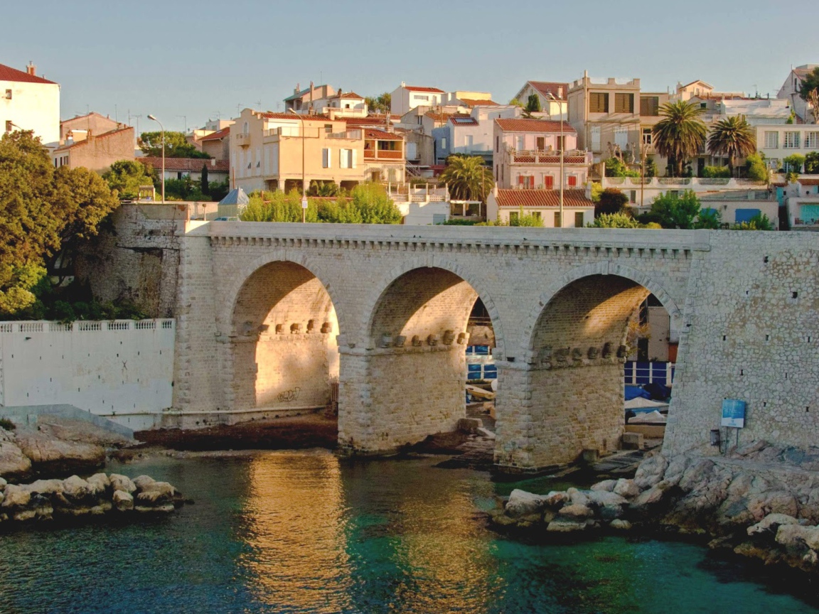 Старинный мост в городе Марсель, Франция