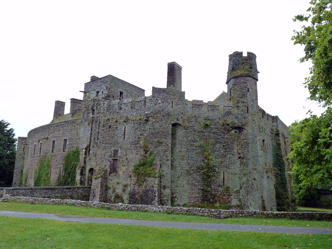 Старинный замок в Нормандии, Франция