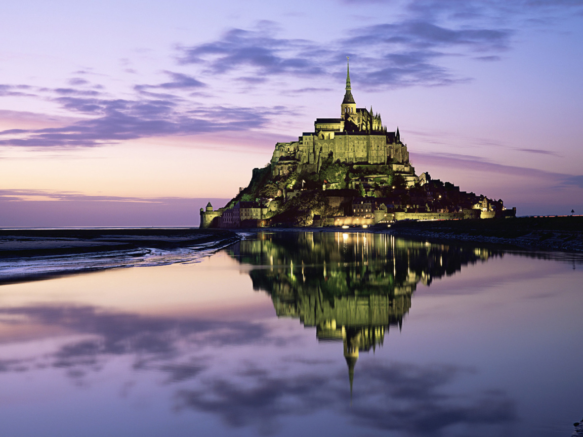 Замок среди воды в Нормандии, Франция