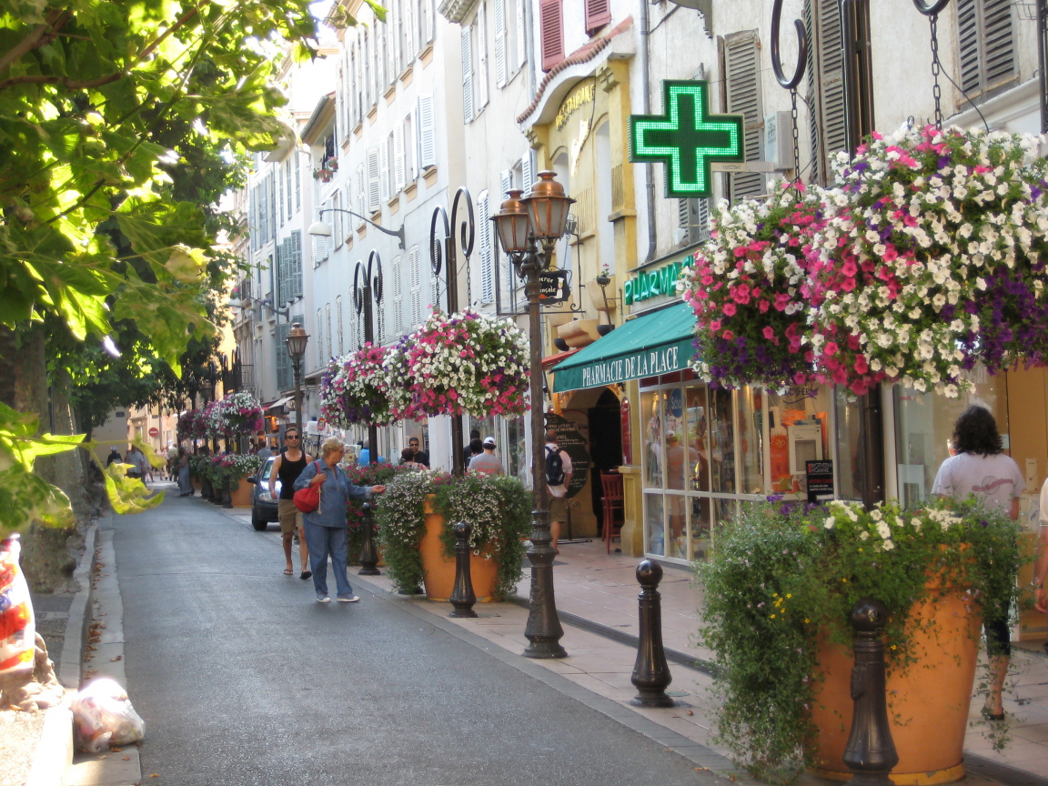 Городская улица на курорте Антибы, Франция