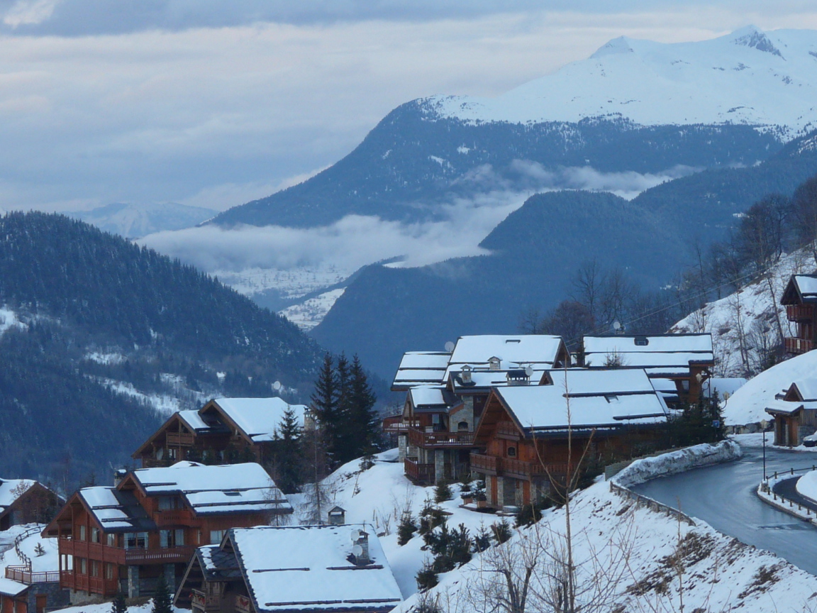 Городская улица на горнолыжном курорте Мерибель, Франция