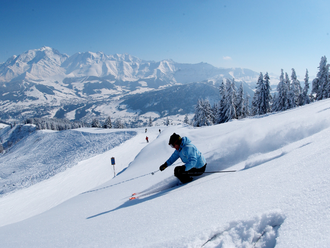 Спуск на лыжах на горнолыжном курорте Межев, Франция