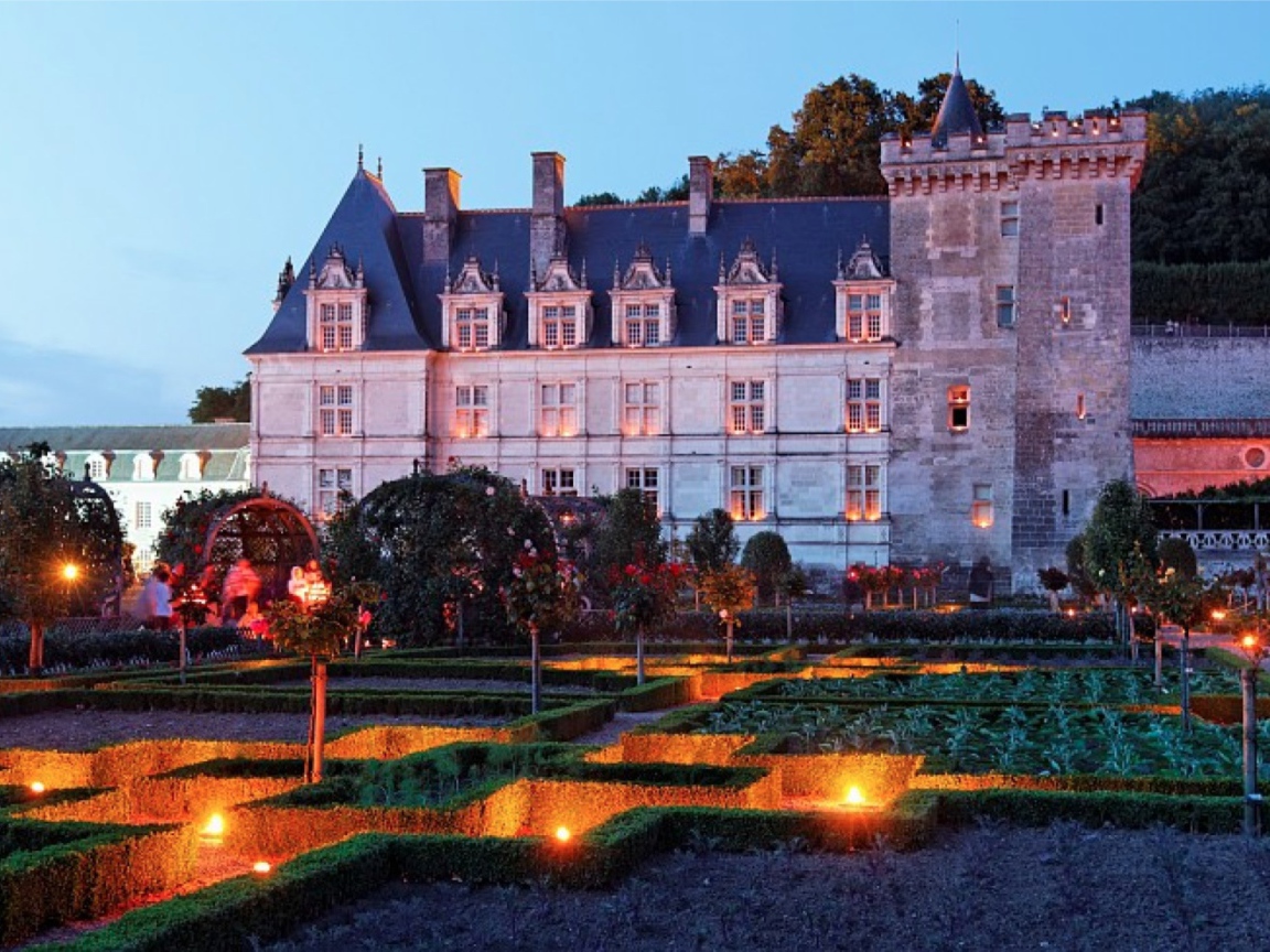 Вечерние огни в замке в Луаре, Франция