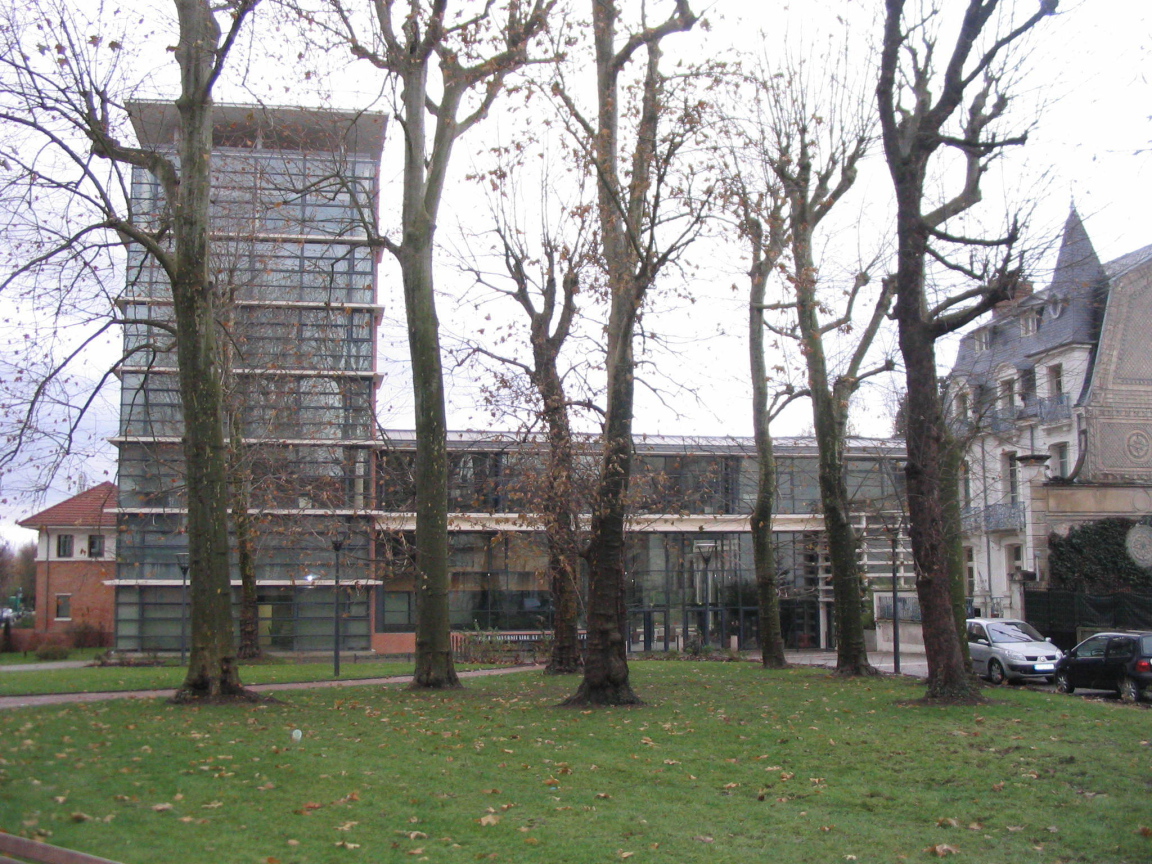 Стеклянное здание в городе Виши, Франция