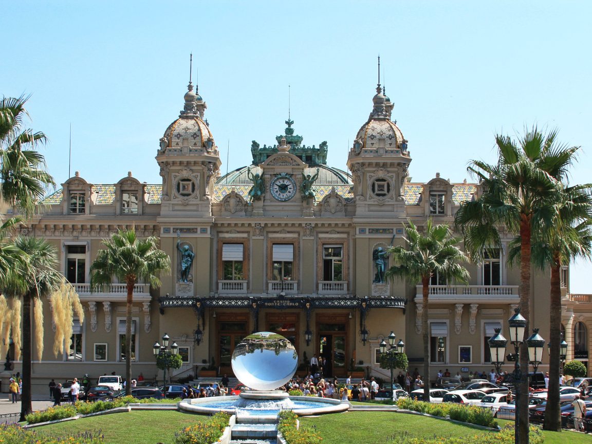 Стеклянный шар перед казино в Монако