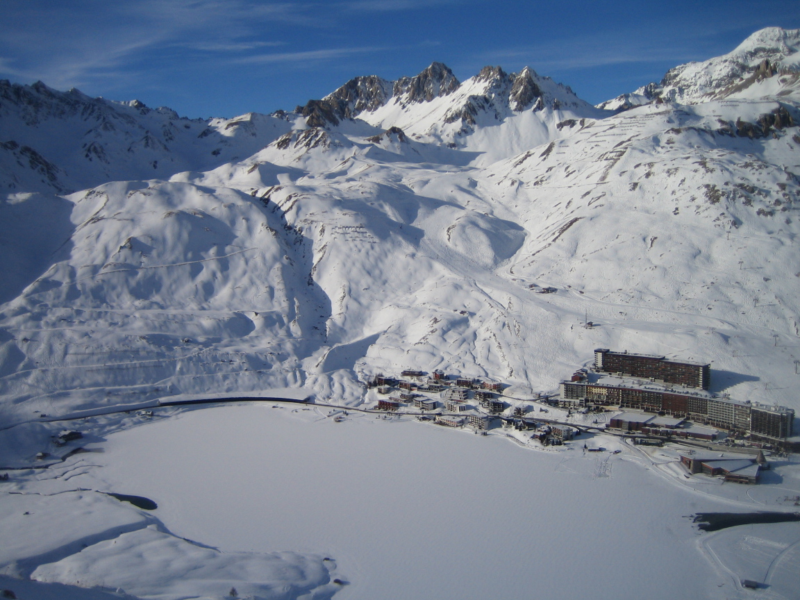 Дома у подножия горы на горнолыжном курорте Тинь, Франция