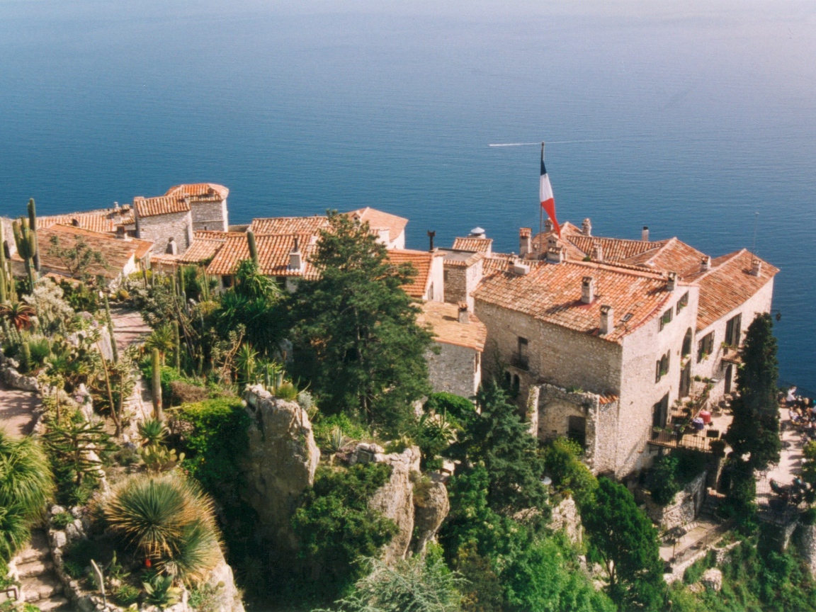 Дома на фоне моря на курорте Эз, Франция