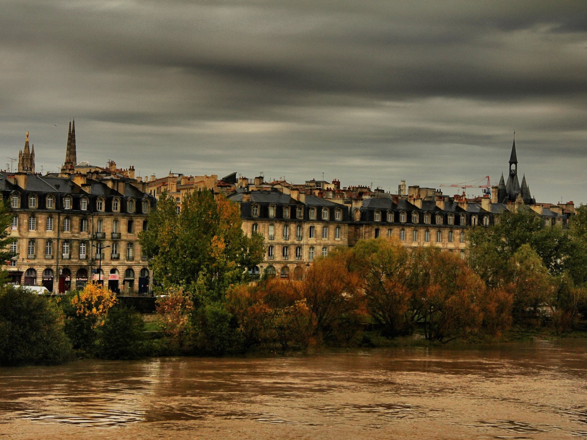 Дома на набережной в Бордо, Франция