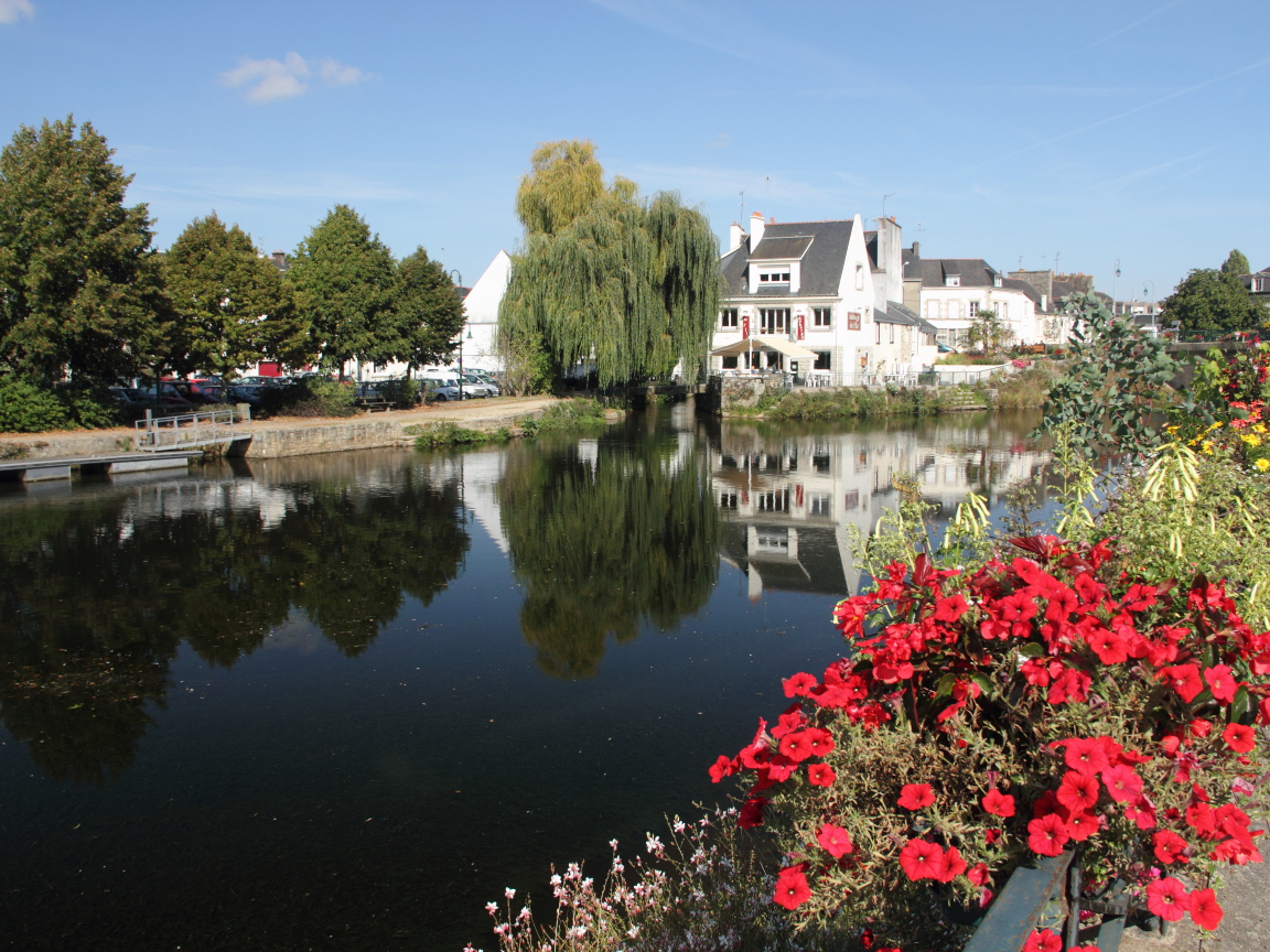 Озеро в городе в Бретань, Франция