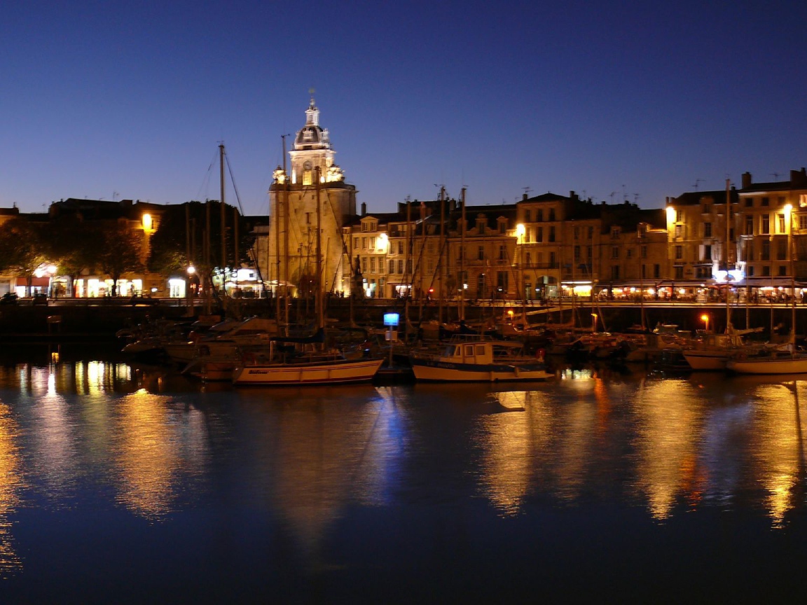 Ночные огни в городе Марсель, Франция