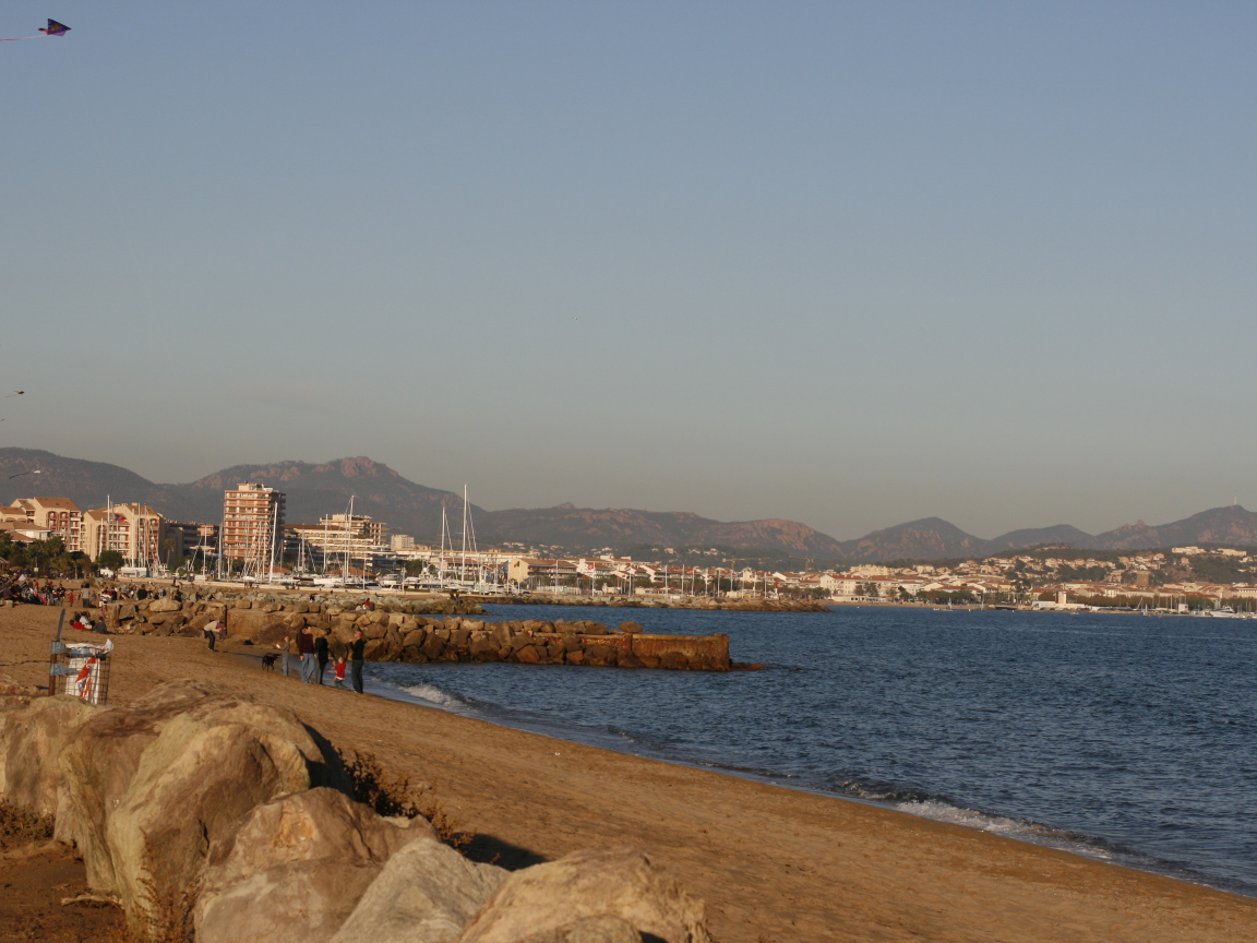 Морское побережье на курорте Порт Де Фрежюс, Франция