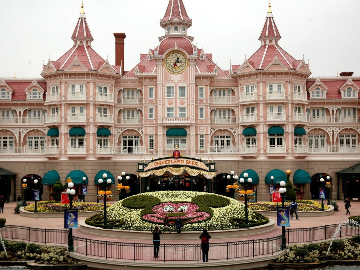 Розовый замок в Диснейленде, Франция