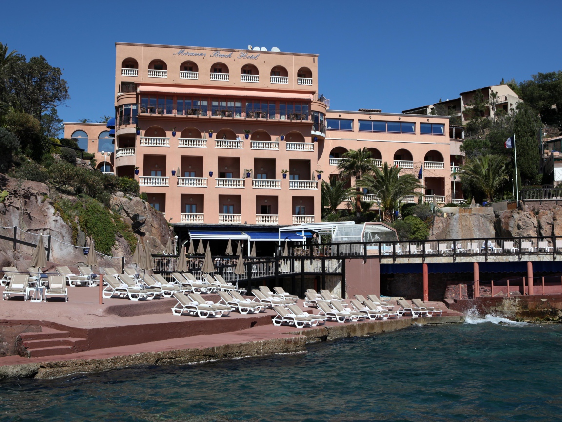 Розовый отель на курорте Мирамар Круести, Франция