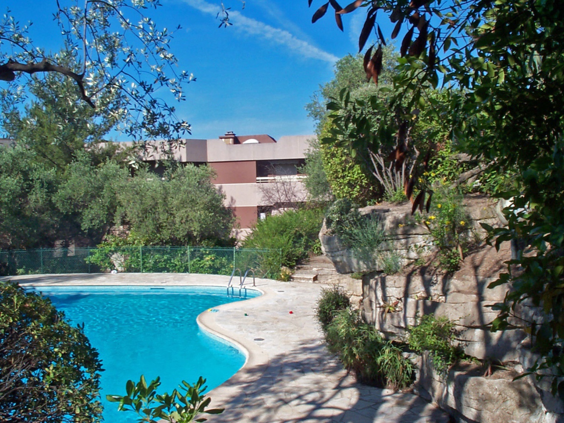 Бассейн на курорте Мирамар Круести, Франция