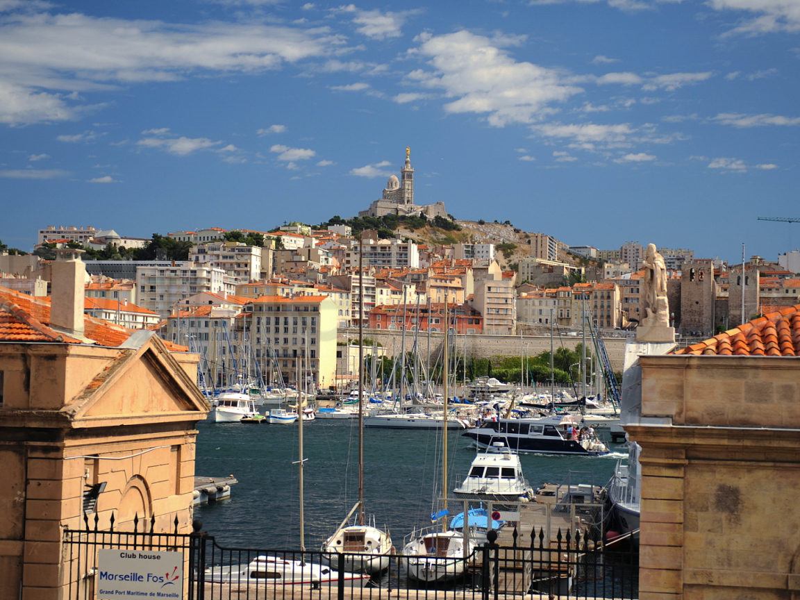 Порт на фоне холма в городе Марсель, Франция