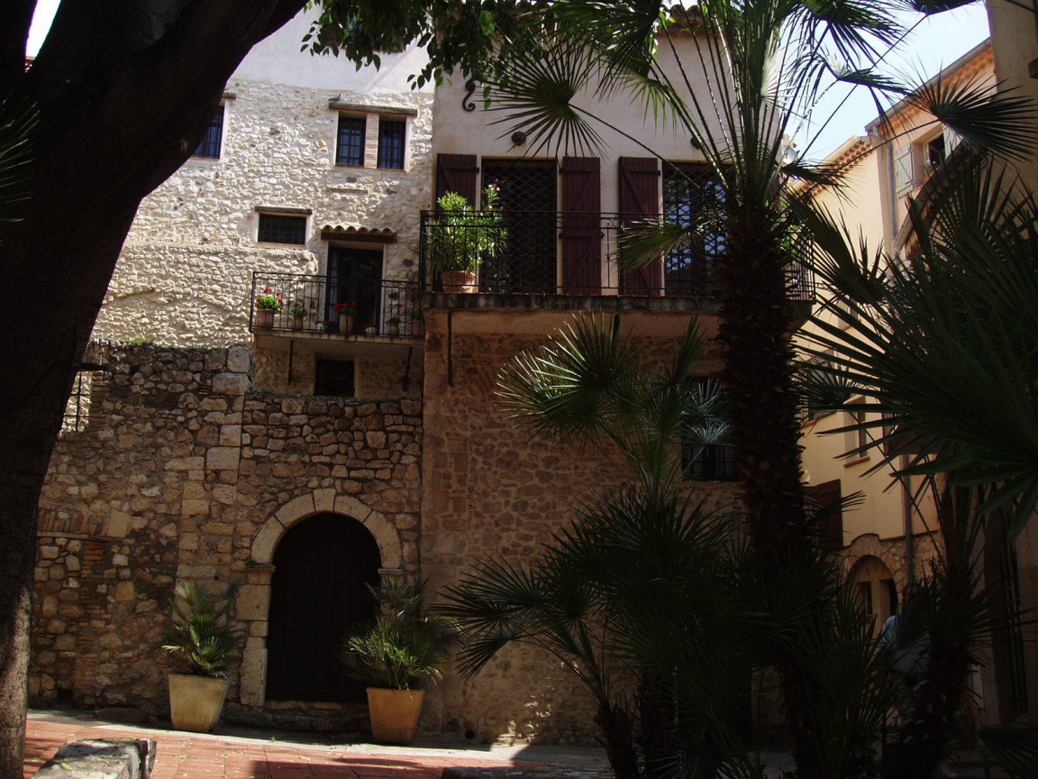 Тихий дворик на курорте Антибы, Франция