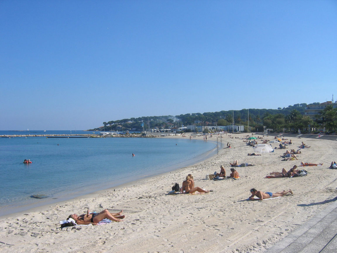 Отдых на пляже на курорте Антибы, Франция