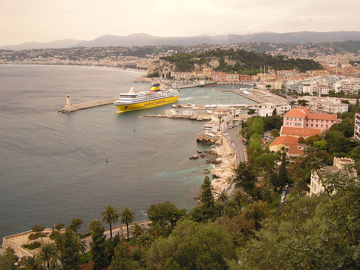 Лайнер в порту в городе Ницца, Франция