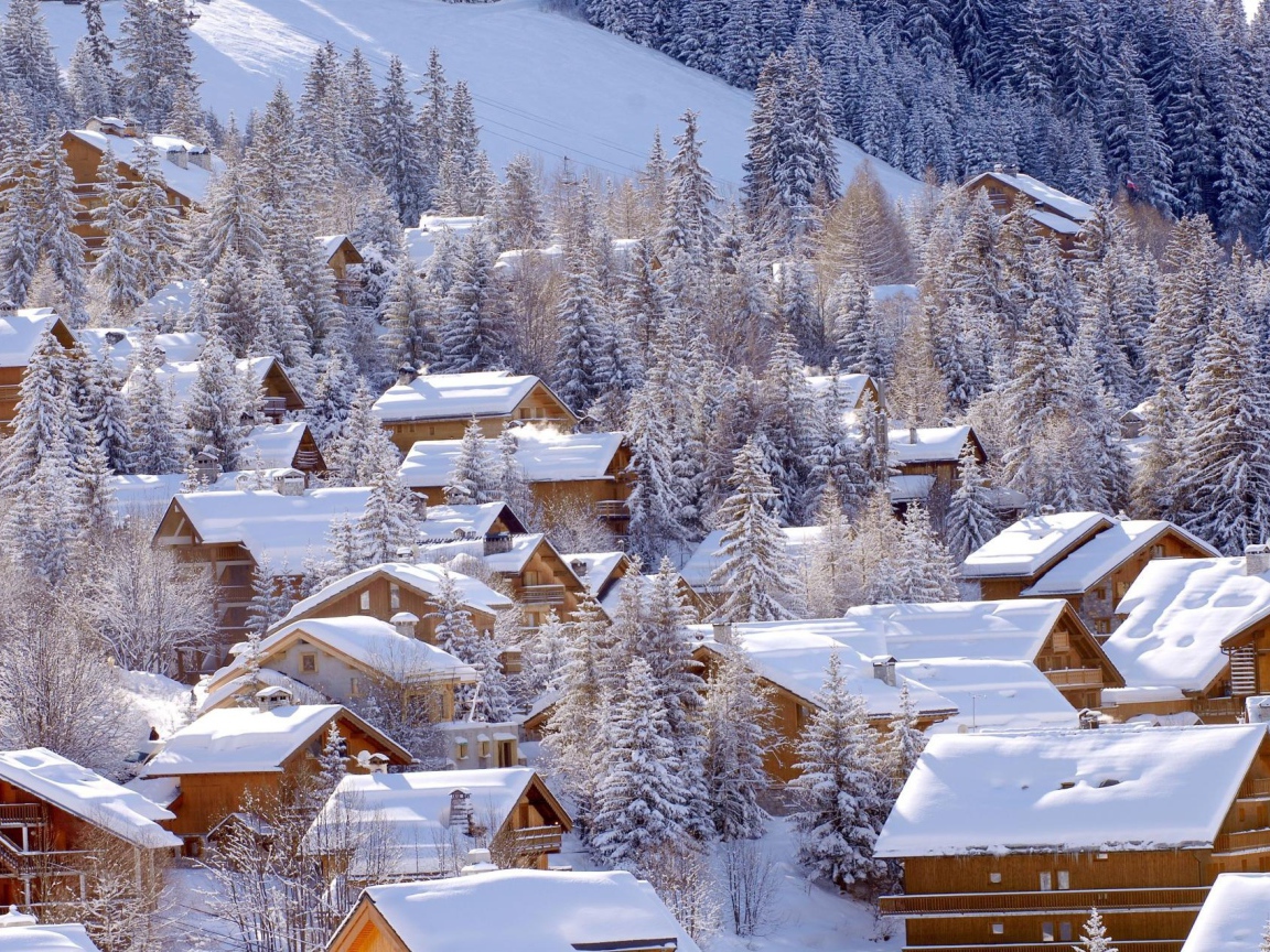 Заснеженные дома на горнолыжном курорте Мерибель, Франция
