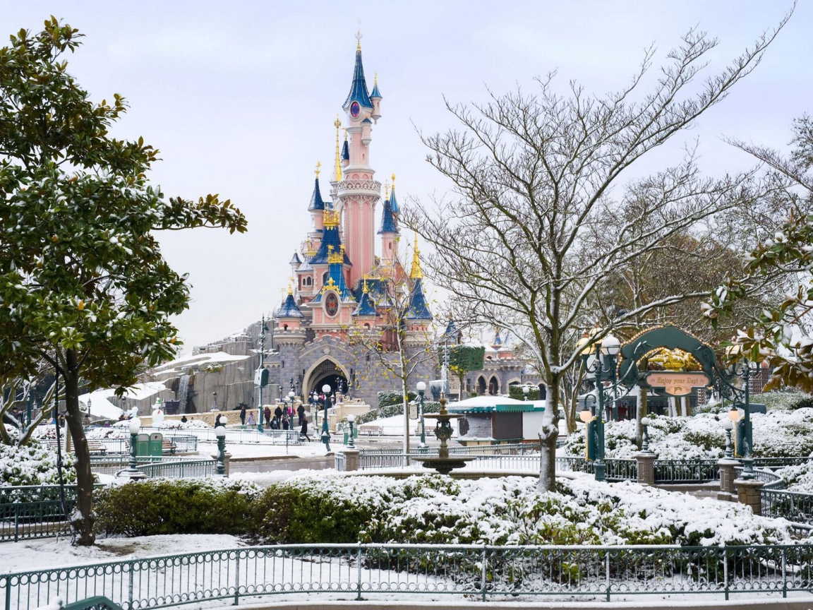 Снег в Диснейленде, Франция