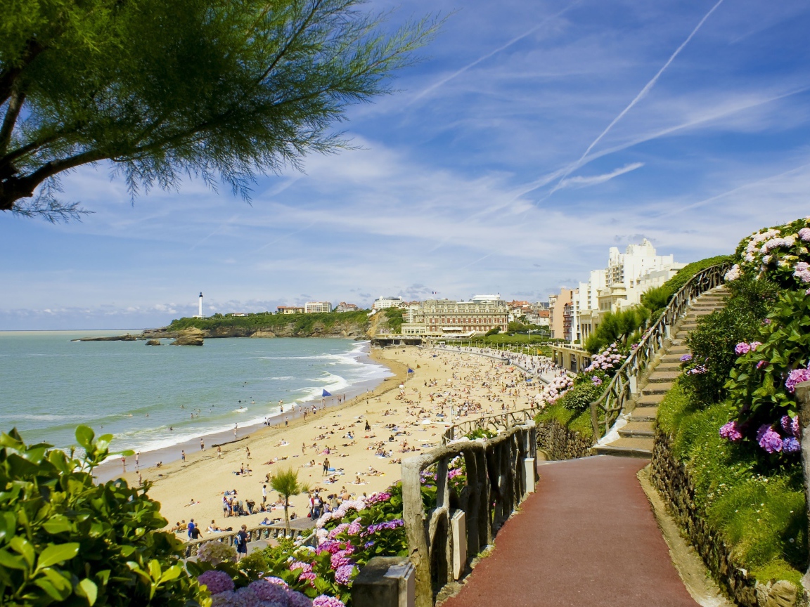 Лестница на пляж на курорте Биарриц, Франция