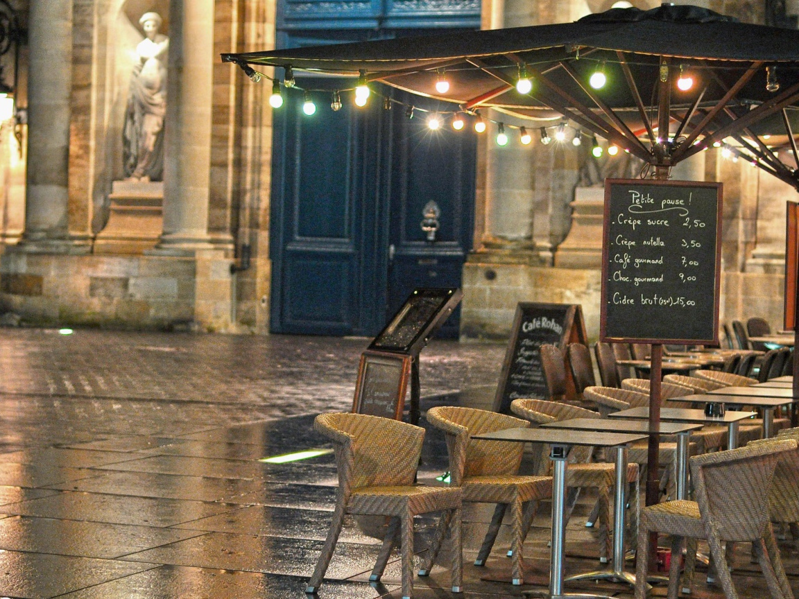 Уличное кафе в Бордо, Франция