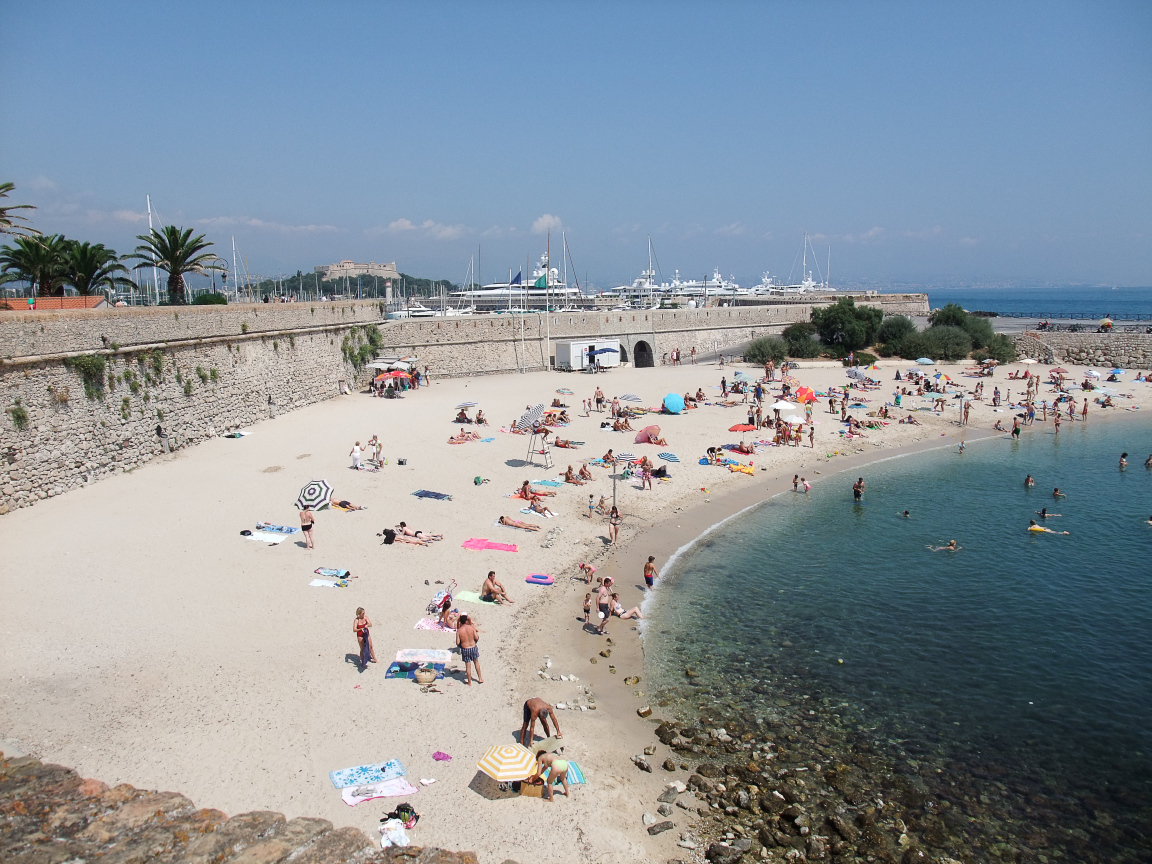 Летний отдых на пляже на курорте Антибы, Франция