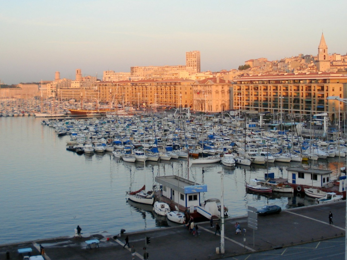 Закат в порту в городе Марсель, Франция