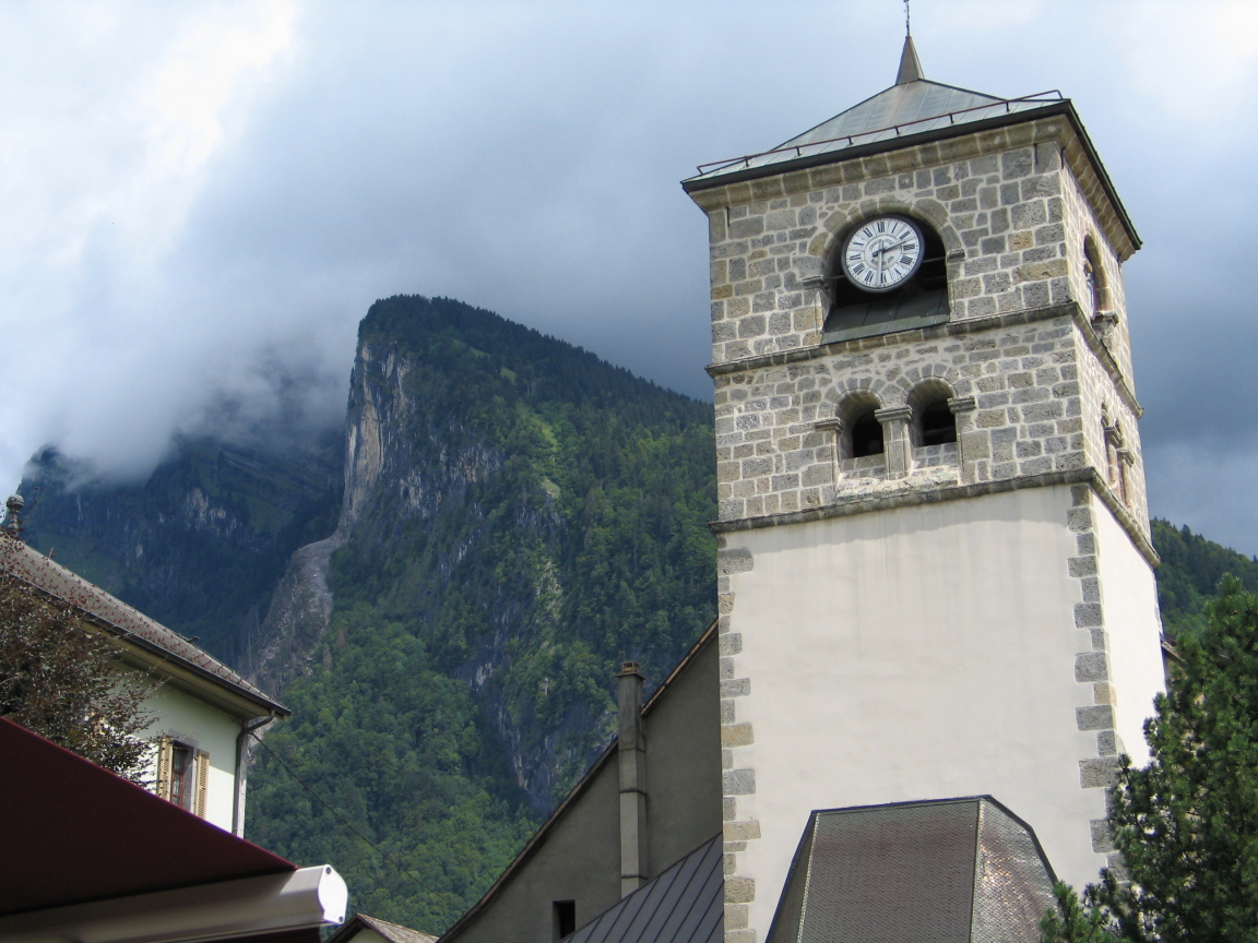 Башня с часами на горнолыжном курорте Самоен, Франция