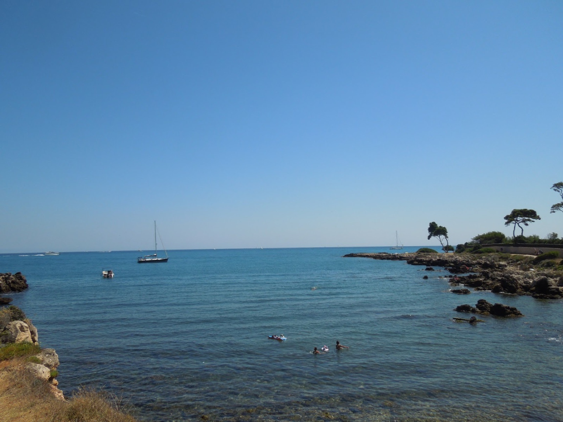 Море на курорте Антибы, Франция