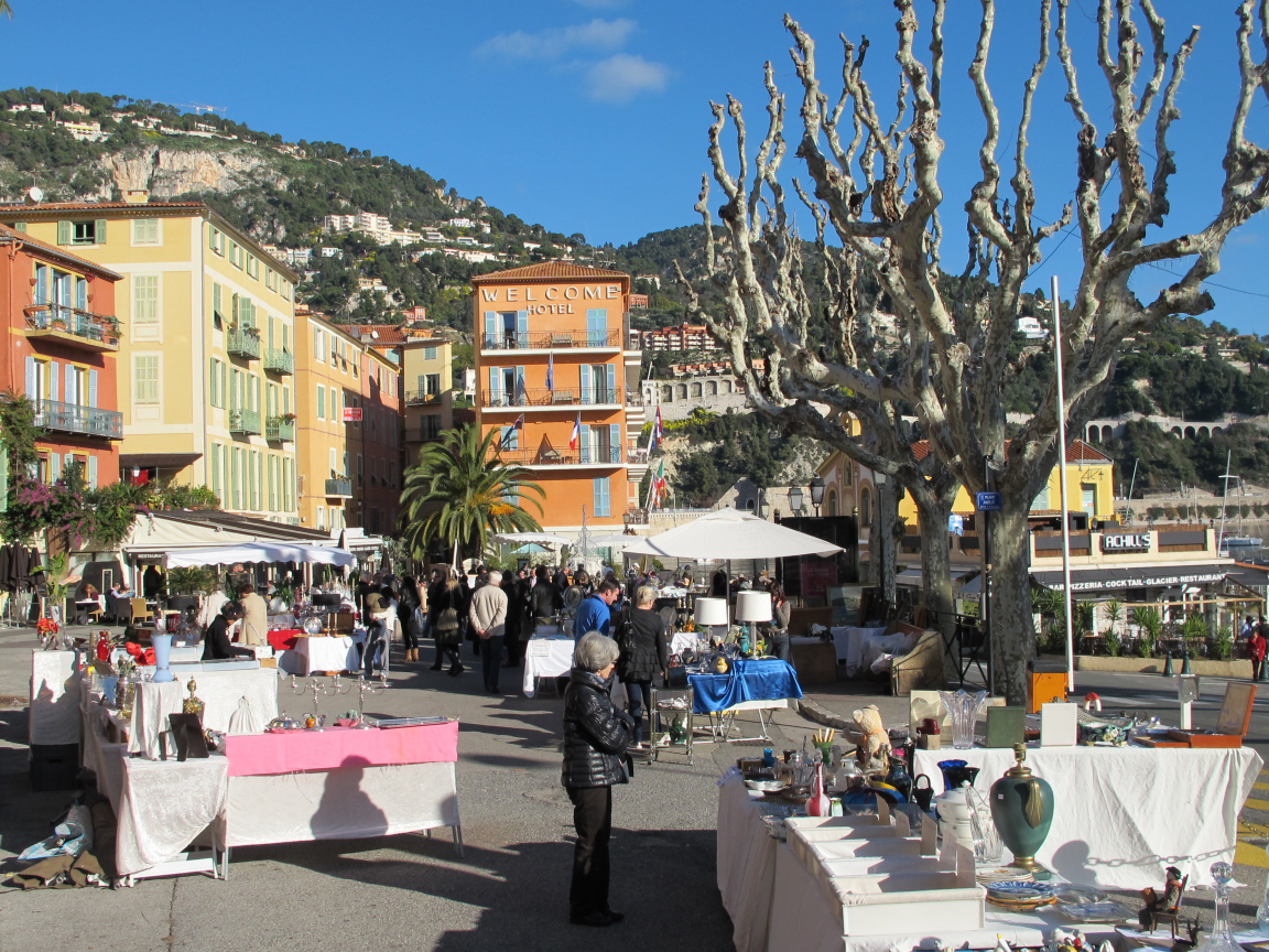 Прогулка по улице на курорте Эз, Франция