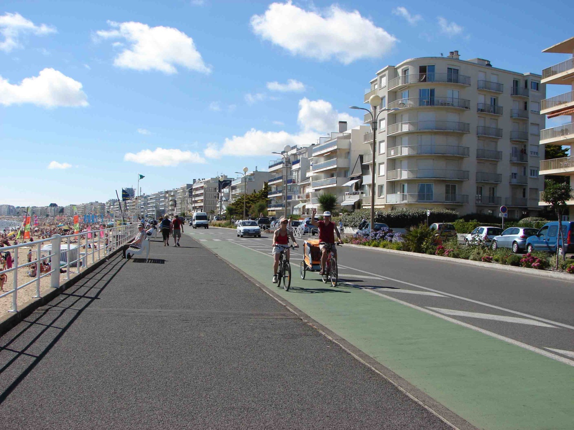 Прогулка по набережной на курорте Ла Боль, Франция